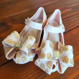 NWOT Mini Melissa Charming Bow Cream Shoes with Gold Accents - Toddler 11